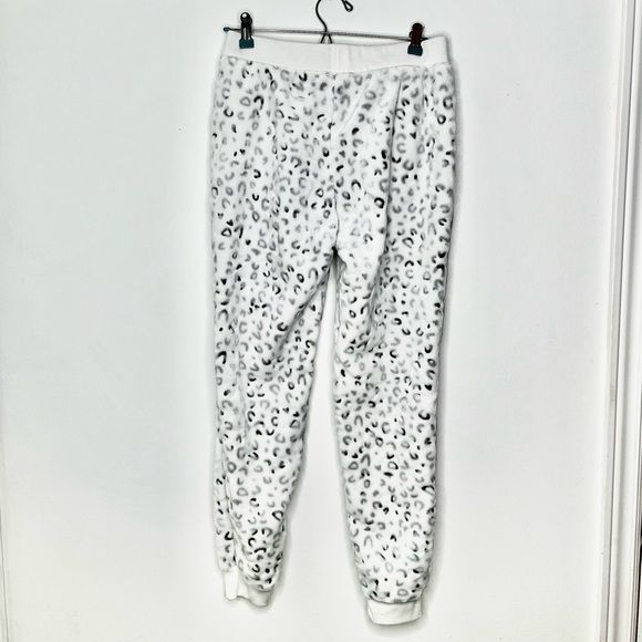 Aeropostale fuzzy white and grey leopard print Pyjama set top/bottom - Picture 4 of 4